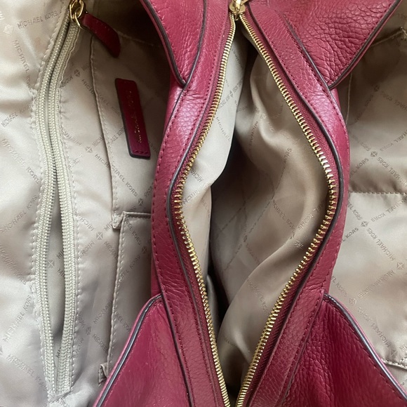 Plum shoulder bag and matching trifold wallet - Picture 4 of 7